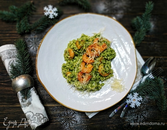 Посыпьте сверху ризотто пармезаном и сразу подавайте к столу. С наступающим Новым годом и Рождеством. Счастливых и вкусных праздников вам!