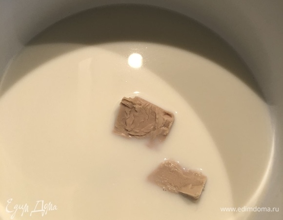 Подогреть молоко, растворить сахар, соль и дрожжи.