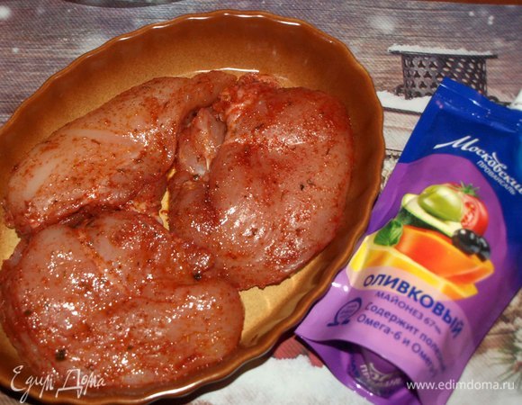 Для салата можно взять отварное куриное филе. Мне нравится в салате запеченное куриное филе. 500 г куриного филе замариновать на 30 минут в приправах и растительном масле. Запекать 30 минут в разогретой до 180–190°C духовке. Шампиньоны можно взять консервированные, но можно и самостоятельно отварить в кипящей воде в течение 5 минут.