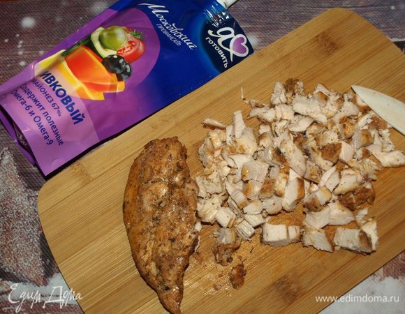 Заранее подготовленное куриное филе мелко нарезаем.