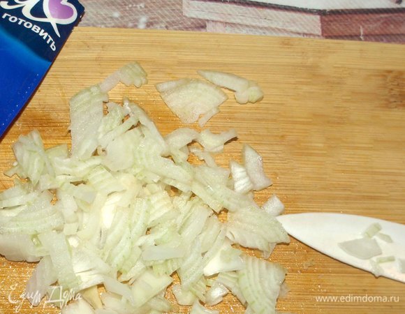 Белый лук мелко нарезаем.