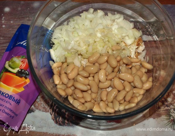 С фасоли сливаем жидкость, промываем. Соединяем все подготовленные ингредиенты в миске.