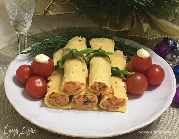 Выкладываем на красивое блюдо и украшаем. Сытно, вкусно и красиво. Наша закуска готова