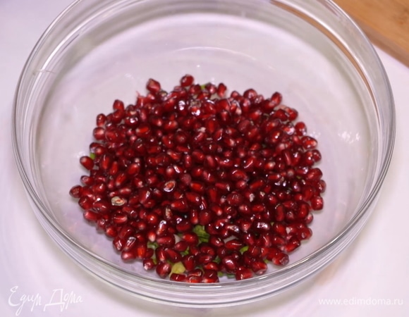 Смешиваем мелко нарезанный ароматный лук с гранатовыми зернышками.