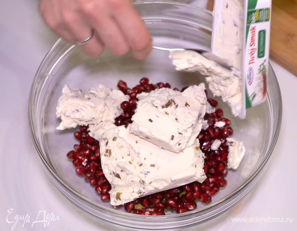 Добавляем сливочный сыр — любой, на ваше усмотрение. Я очень люблю сливочный сыр с травами.