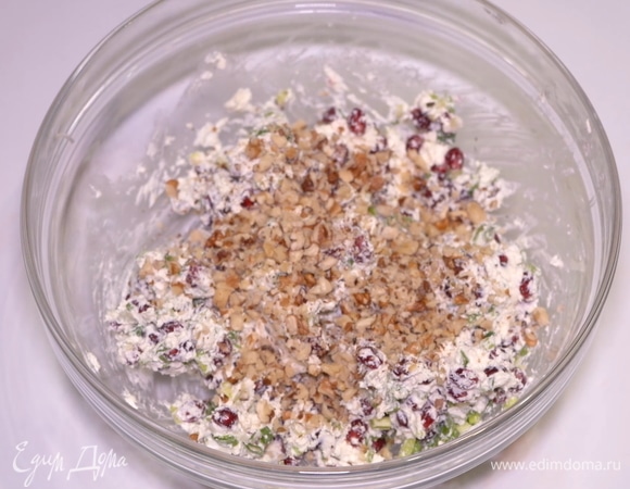 Добавляем измельченные грецкие орехи. Солим, перчим по вкусу если необходимо. Я использую достаточно соленый сливочный сыр, поэтому соль в эту начинку не добавляю.