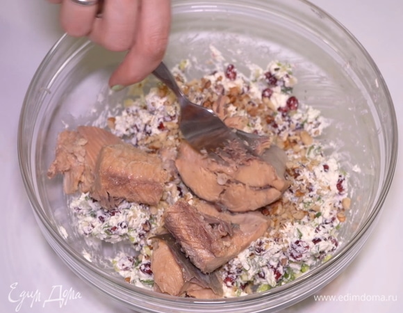 Отправляем в миску консервированную горбушу.