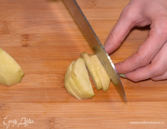 Чистим яблоко от кожуры, нарезаем мелкими кубиками и отправляем в начинку. Я использую кисло-сладкие яблоки сорта «Симиренко».