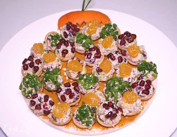 Вкусная и простая в приготовлении закуска на праздник. Вкусная и простая в приготовлении закуска на праздник. Будет очень эффектно смотреться на праздничном столе! Тарталетки с обалденно вкусной начинкой из самых простых продуктов. Очень сытно и аппетитно!