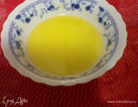 Сливочное масло растапливаем в микроволновой печи или на водяной бане. Остужаем.