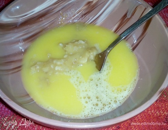 В чашку со взбитой яичной смесью добавляем банан и растопленное сливочное масло. Перемешиваем.