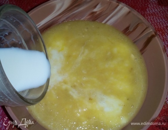 Добавляем в чашку молоко. Перемешиваем массу.