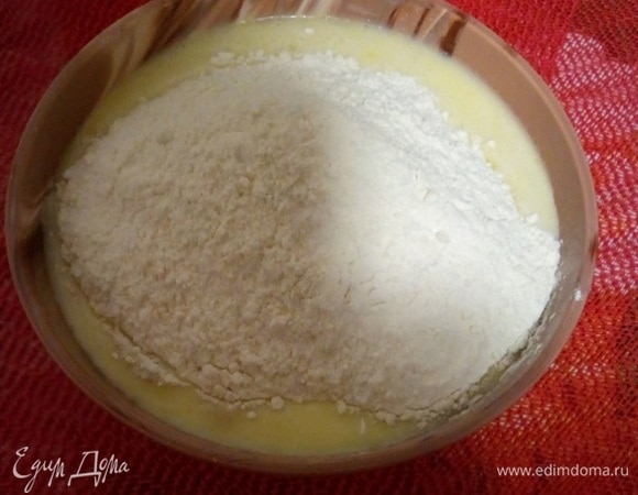 В чашку к жидким ингредиентам просеиваем муку, смешанную с разрыхлителем.