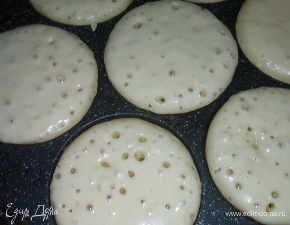 Выкладываем подготовленное тесто на разогретую сковороду.