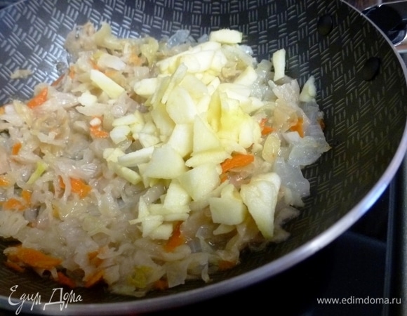 Филе минтая оставить размораживаться. А пока приготовить начинку. Лук почистить и нарезать, обжарить до мягкости. Положить квашеную капусту и тушить минут 5–6, капуста должна стать помягче. Яблоко очистить от семян и шкурки, затем нарезать маленькими кубиками. Добавить в сковороду к капусте. Готовить еще пару минут.