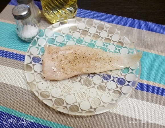 Филе минтая поперчить, немного посолить и полить растительным маслом.