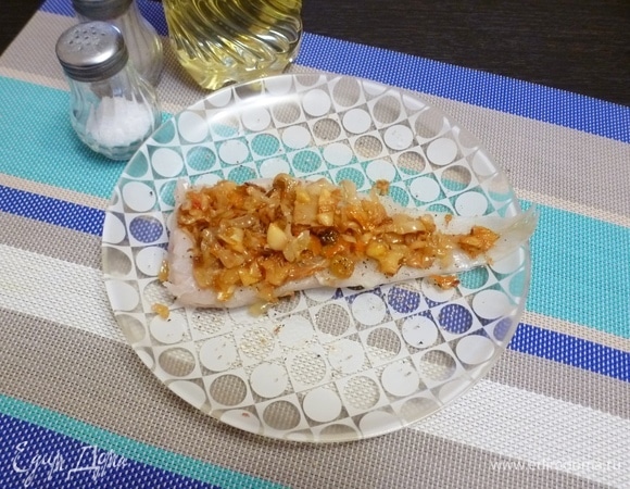 Положить на филе начинку из квашеной капусты.