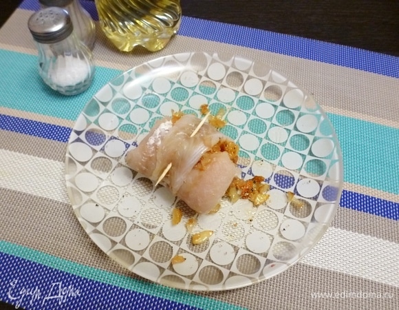 Свернуть филе рулетом и скрепить край зубочисткой. Разогреть духовку до 180°C. Поставить рулеты в духовку и запекать 15–20 минут.