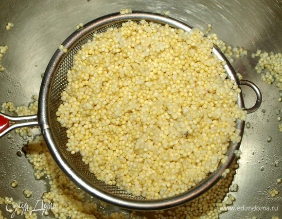 Первым делом займемся пшеном. Крупу промывает 6–7 раз, пока вода не станет прозрачной. На 7–8 раз обдаем крупу горячей водой. Главное не лениться, а очень хорошо промыть крупу.