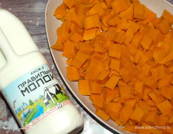 Тыкву очистить, нарезать небольшими кусочками. В ингредиентах указано количество очищенной тыквы.
