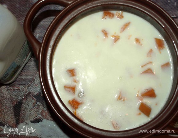 Желательно использовать кастрюлю, которую можно ставить в горячую духовку. Отправляем тыкву в кастрюлю. ПравильноеМолоко АИСФеР довести до кипения и залить тыкву. Добавить щепотку соли. Ставим на огонь и варим 15 минут. Добавляем пшено и варим 10–15 минут.