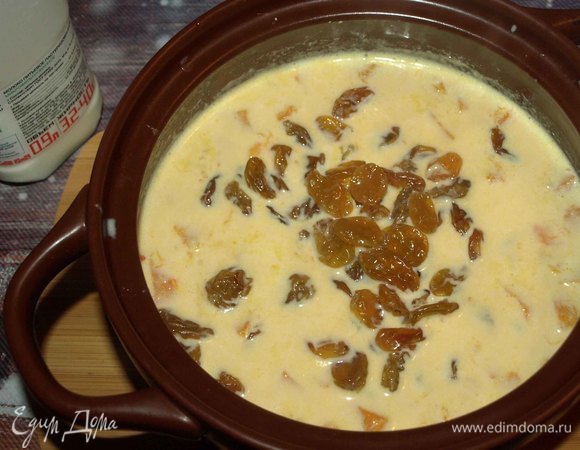 Изюм промыть. Снимаем кастрюлю с огня. Добавляем в кашу изюм и пакетик ванильного сахара. Отправляем в заранее разогретую до 180°C духовку на 20–25 минут. Если необходимо, то кашу перекладываем в жаропрочную посуду.