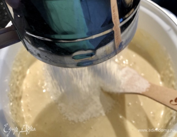 Постепенно ввести муку, может понадобиться больше или меньше. Не стоит тесто делать слишком крутым.