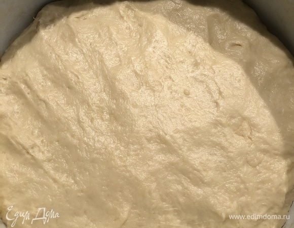 Далее ввести масло и вымешать однородное эластичное мягкое тесто до того момента, когда оно перестанет липнуть к рукам. Накрыть пленкой или полотенцем и убрать в теплое место на 40–50 минут для расстойки.