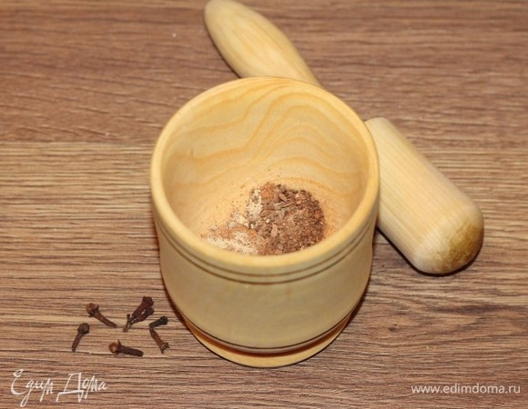 Гвоздику измельчаем пестиком и смешиваем с другими пряностями: по 1 щепотке молотой корицы, имбиря, мускатного ореха и ванилина.