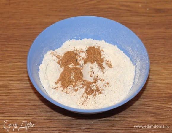 Смешиваем мучную смесь с сахаром, пряностями и апельсиновой цедрой. Перемешиваем венчиком.
