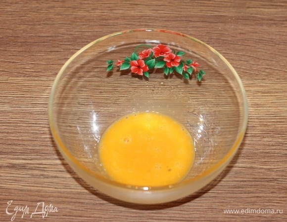 Взбиваем желток с щепоткой соли.