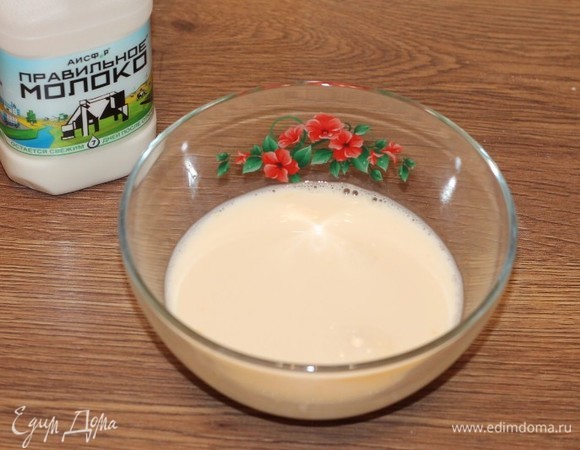 Добавляем молоко и перемешиваем.