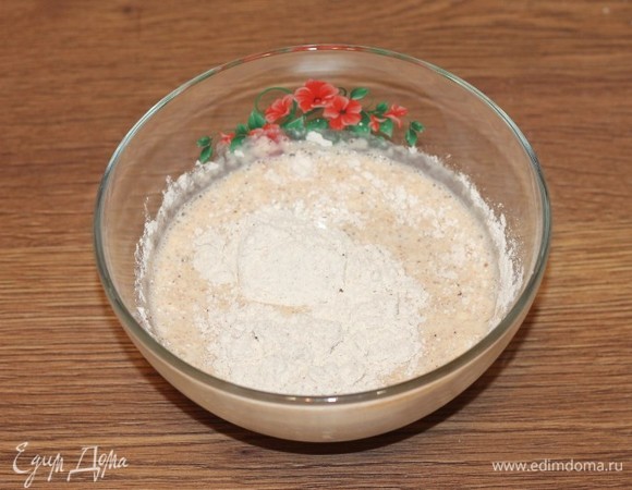 Постепенно вводим мучную смесь. Вымешиваем однородное тесто без комочков.