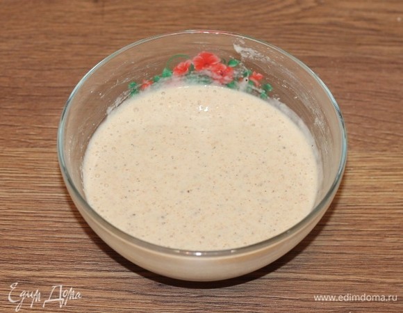 Закрываем миску пищевой пленкой, накрываем полотенцем и отставляем на столе на 2 часа. Или приготовить тесто вечером и убрать в холодильник, а утром испечь.