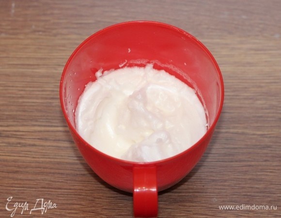 Перед выпечкой взбить белок до мягких пиков.