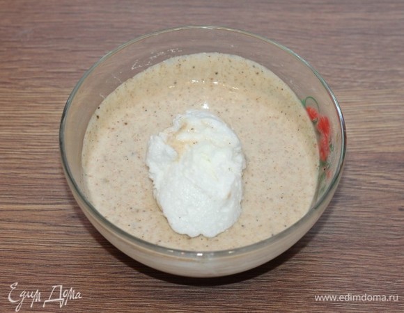 Порциями ввести в тесто.