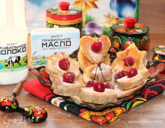 Выпекать оладьи на хорошо разогретой и смазанной растительным маслом сковороде с каждой стороны.