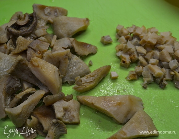 Для фарширования курицы, мяса, блинчиков я стараюсь по возможности использовать грибы, которые заготавливаю впрок с осени и при приготовлении они не теряют свою форму. Белые, черные грузди, волнушки я не только засаливаю, но и отвариваю, а затем убираю в морозилку. Нарезаем грибы мелким кубиком.