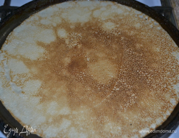 В это же время разводим тесто на тонкие блинчики и жарим.