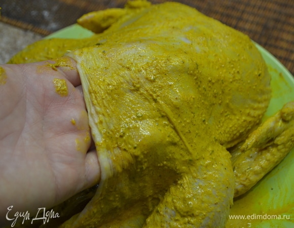 Подготавливаем курицу к фаршированию. Я в ночь курицу мариновала и не успела сразу удалить из нее грудку. Будем это делать сейчас, нечего страшного. Пальцами руки отделяем шкуру от грудки.