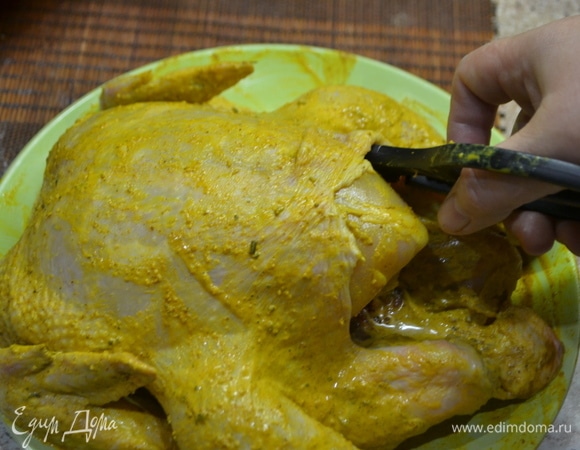 С помощью ножниц с боков отделяем грудку от основания курицы (спинки).