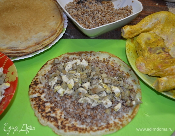 У нас сегодня это блинчики с отваренной гречей, обжаренной кусочками куриной грудки.