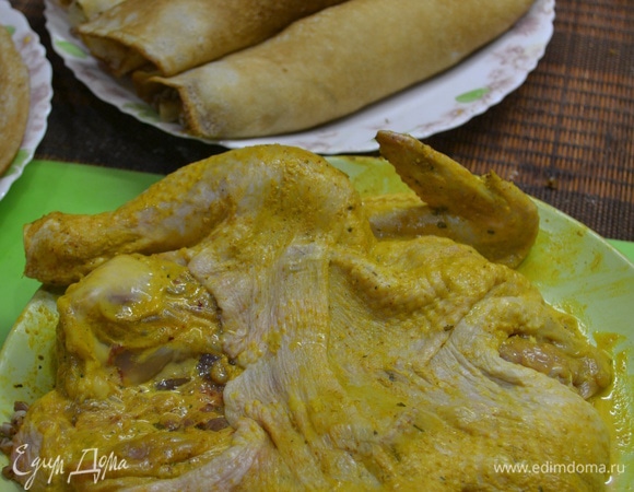 Начинку распределяем на блин, сворачиваем в рулетики.