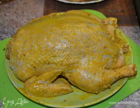 Наполняем курицу блинными рулетиками, скрепляем снизу шпажками или прошиваем ниткой. При подаче не забудьте все убрать. Отправляем курицу в духовку в кулинарном рукаве до готовности при 180–200°C.