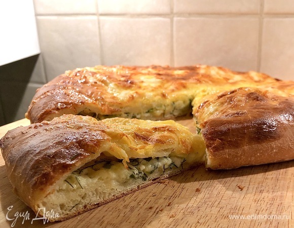 Горячее хачапури смазать сливочным маслом.