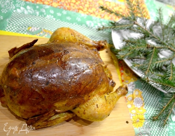 Когда курочка стала румяной, аккуратно достать ее из рукава и переложить на доску.