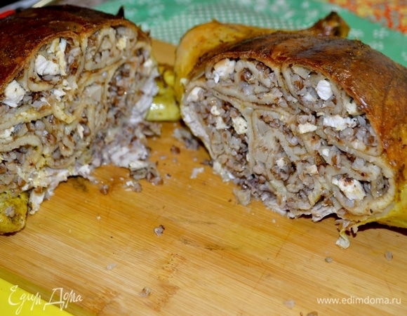 Разделив по середине курицу на 2 части, переложить в подготовленное новогоднее блюдо. Корочка получилась просто неповторимо красивой и вкусной.