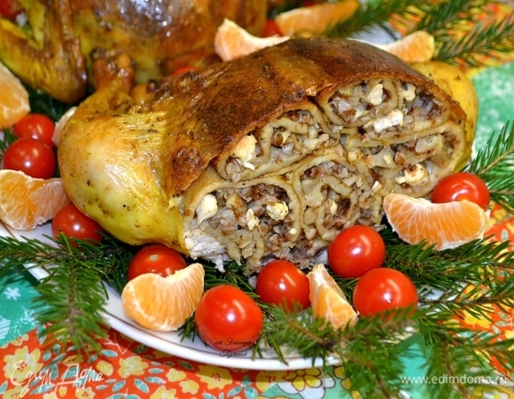 Разрезами расположить курочку противоположно друг другу, так наши гости со всех сторон увидят всю красоту нашего блюда. Веточки елочки заранее оботрите салфеткой с маслом, так они будут очень красивы, далее украсим веточки помидорами черри и мандариновыми дольками.