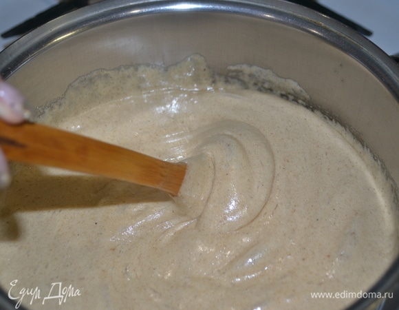 Подготовим все ингредиенты. Разогреваем духовку до 180°C. В сотейнике доводим до кипения сахар, мед и все специи. Снимаем с огня, добавляем соду и размешиваем, смесь будет пениться, слегка остужаем.