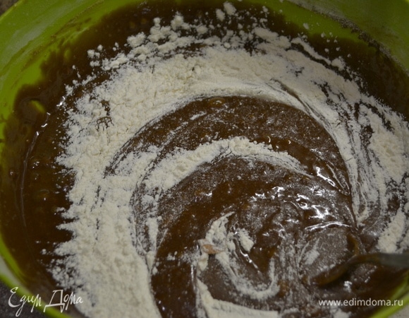 Добавляем мягкое сливочное масло, яйцо и муку,